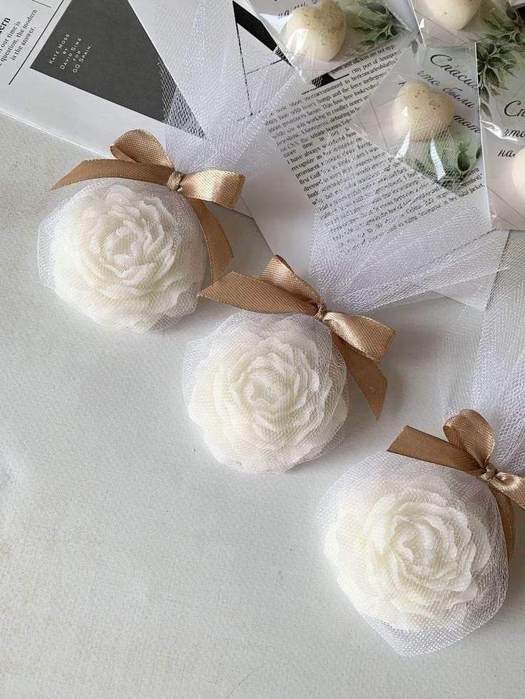 شموع يدوية معطرة للتوزيعات والديكور بتصاميم فاخرة